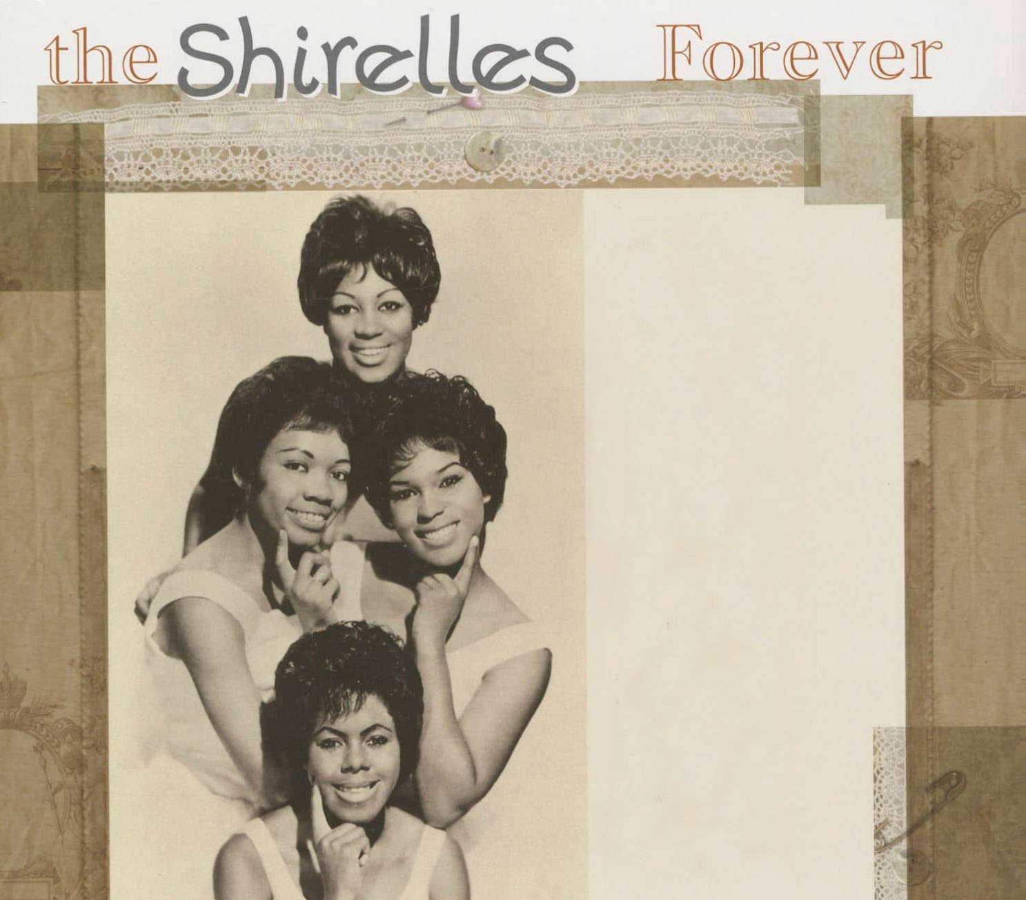 The Shirelles《Forever》2013 重製黑膠專輯封面 壁紙 — 一張復古懷舊色調的照片，四位微笑的女性以疊加姿勢呈現，並以蕾絲和紋理紙張裱框。