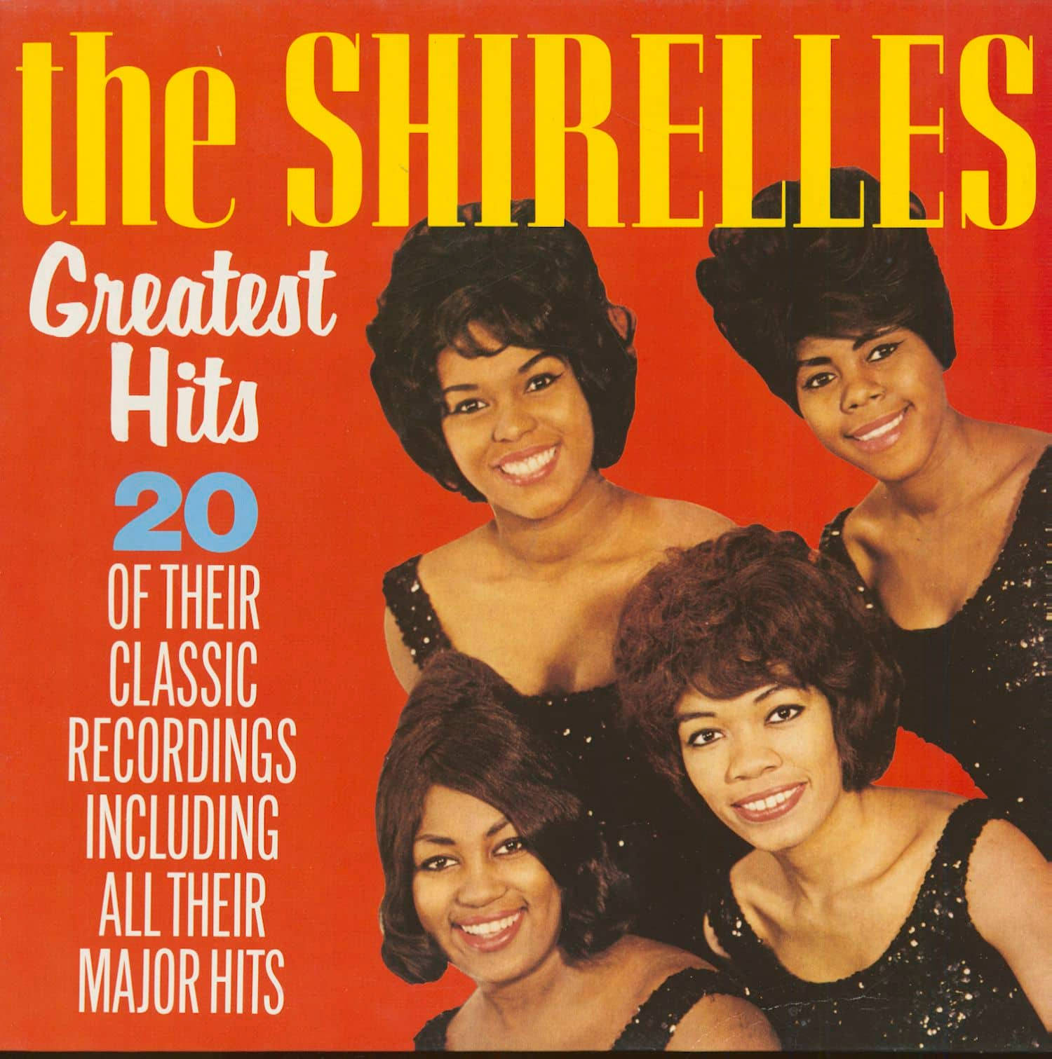 The Shirelles《Greatest Hits》專輯封面 壁紙 — 四位微笑的女性身穿黑色亮片上衣，在鮮明的紅色背景前擺姿勢，背景上有黃色和白色的文字宣佈「The Shirelles Greatest Hits」。