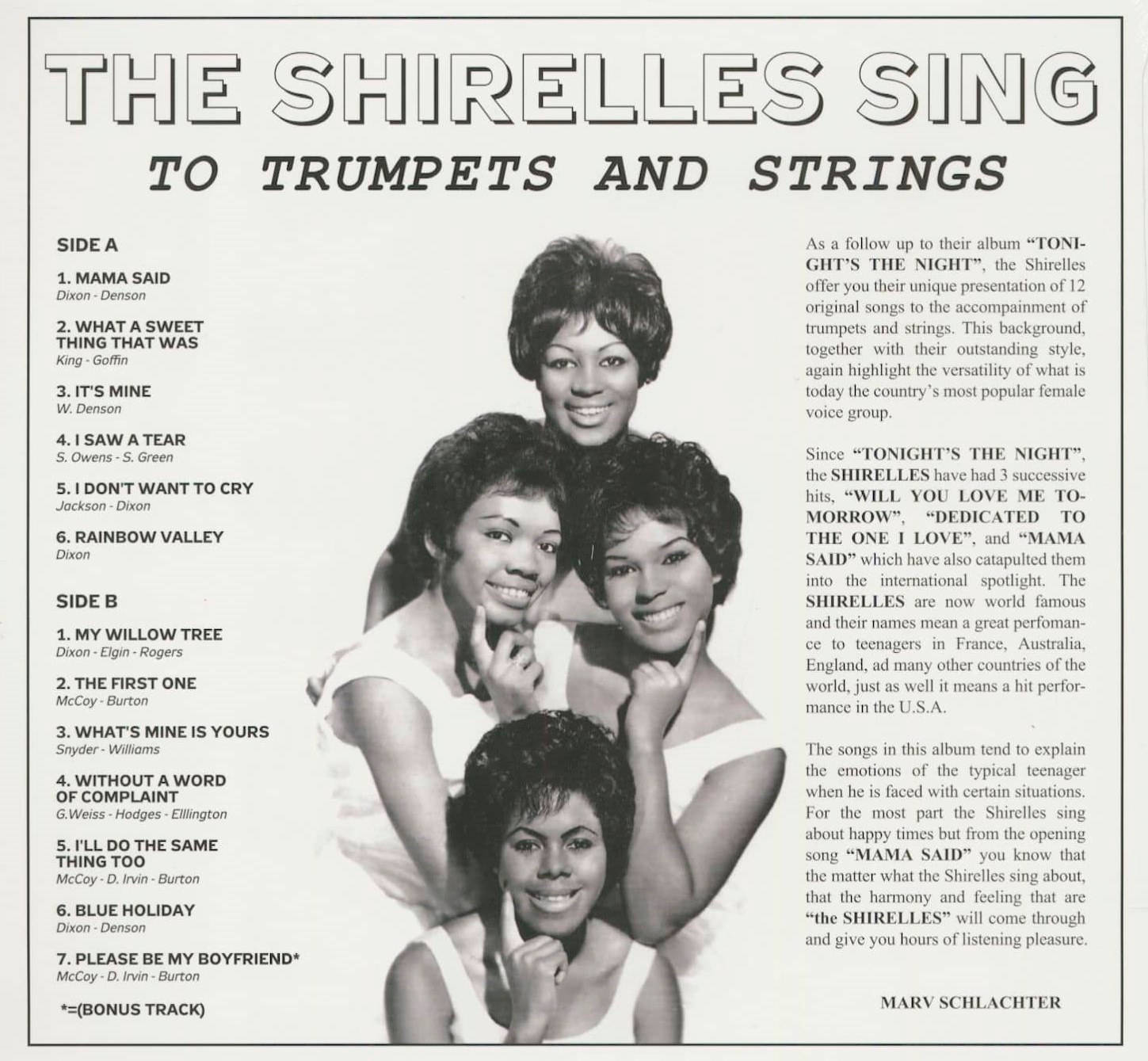 The Shirelles《Sing To Trumpets And Strings》1961 專輯封面 壁紙 — 四位微笑的女性身穿白色上衣，在復古專輯封面前擺姿勢，封面有粗體字型和曲目列表。