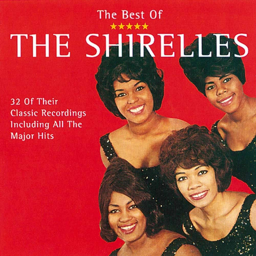 The Shirelles《The Best of The Shirelles》1992年專輯封面 壁紙 — 四位微笑的女性穿著黑色亮片連衣裙，在復古音樂專輯封面上以鮮紅色背景擺姿勢。