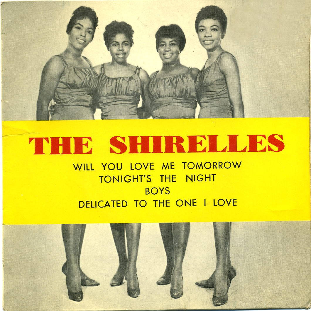 The Shirelles《Will You Love Me Tomorrow》專輯封面 壁紙 — 四位微笑的女性穿著相配的連衣裙，為帶有粗體黃色文字的復古唱片專輯封面擺姿勢。