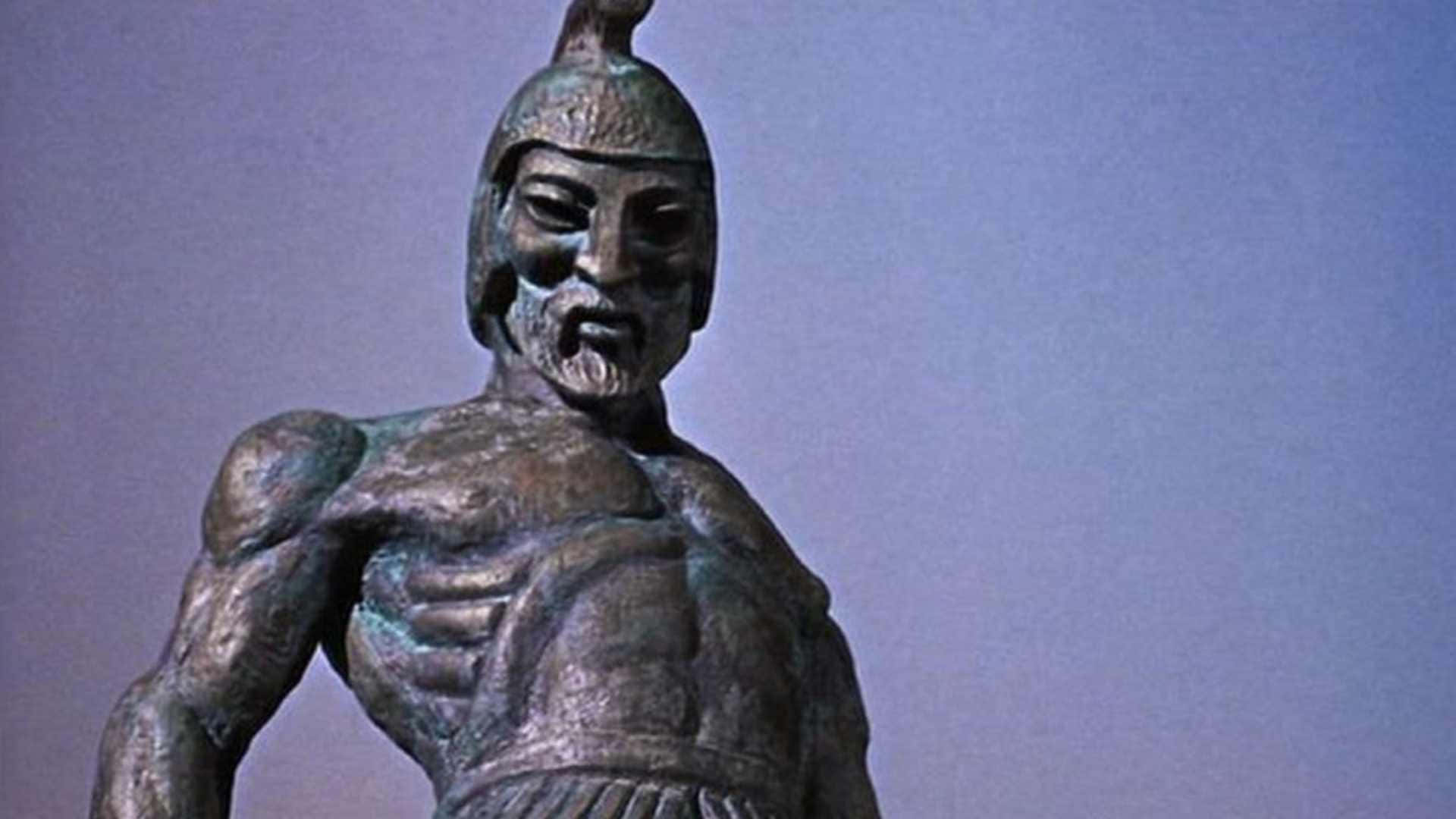 戴頭盔、有鬍鬚的古代戰士青銅雕像，肌肉線條分明。