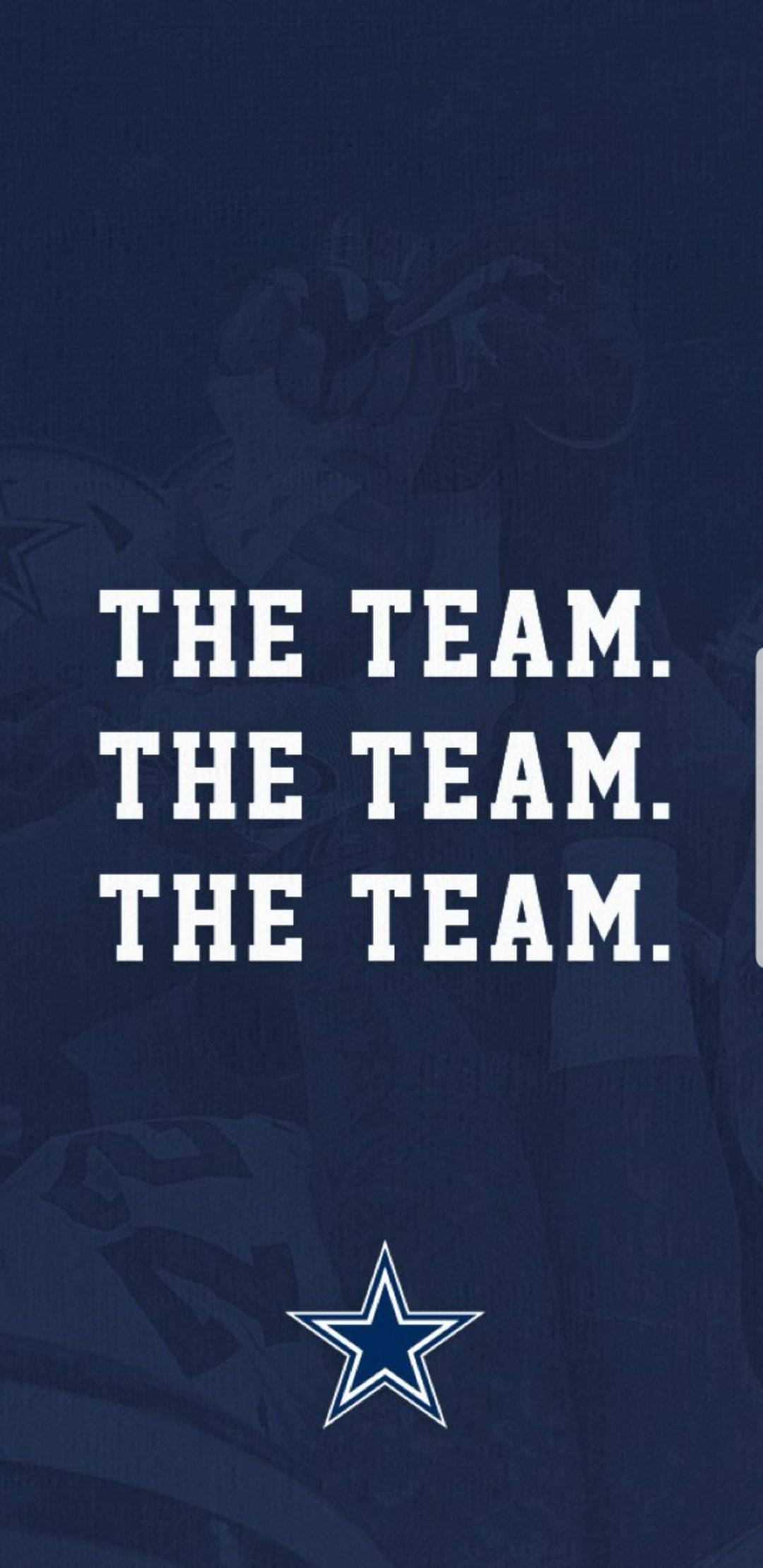達拉斯牛仔隊「The Team」 壁紙 — 在深藍色達拉斯牛仔隊桌布上，重複出現的粗體白色文字「THE TEAM」，帶有模糊的球員剪影和星星標誌。