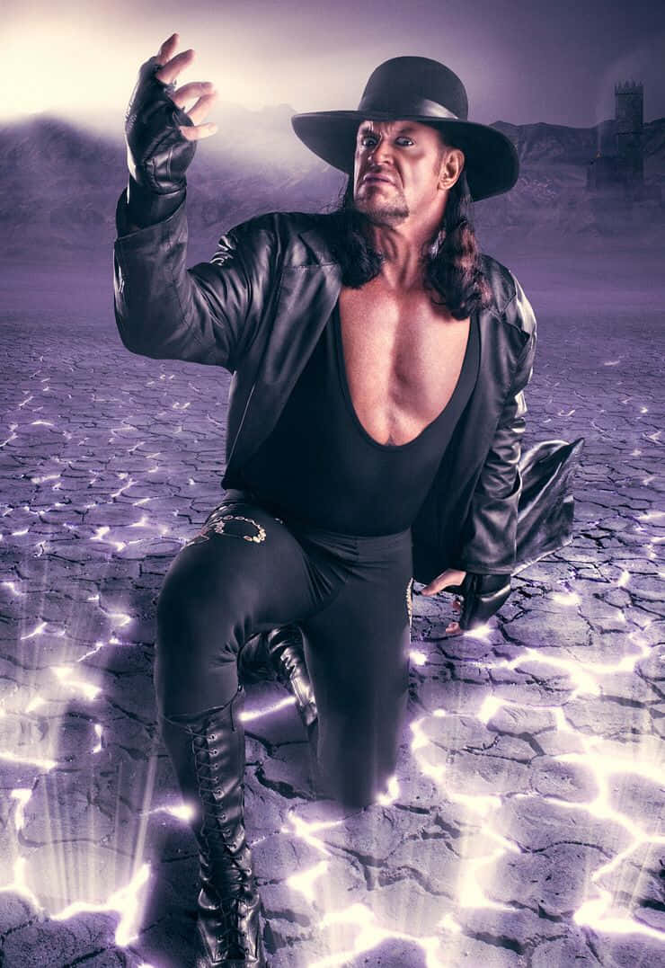 壁紙 — The Undertaker 身穿黑色皮革和帽子，跪在裂開的紫色地面上，周圍有發光的閃電效果。