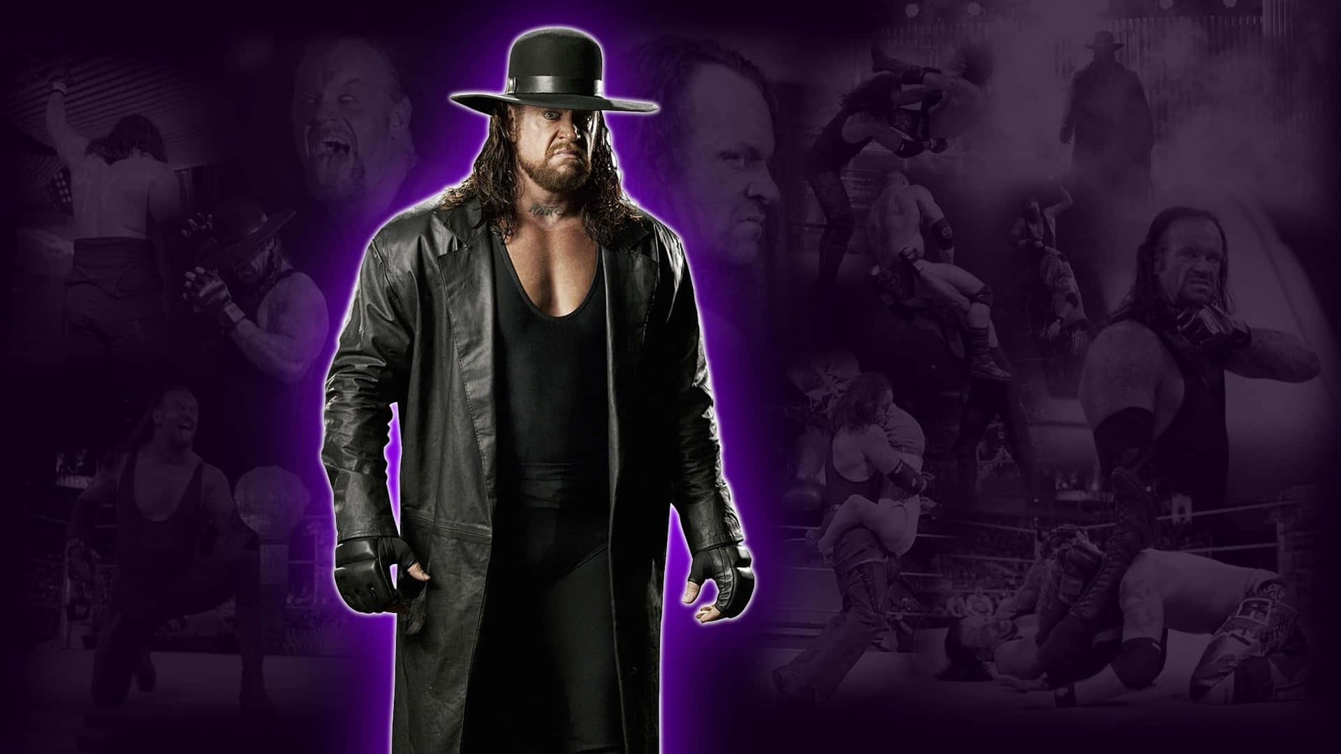 WWE 桌布 壁紙 — The Undertaker 身穿黑色 trench coat 和帽子，站在紫色燈光的摔角動作背景前。