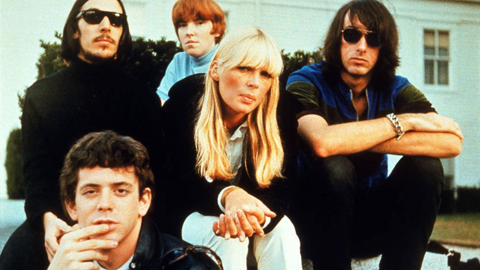 The Rolling Stones 樂隊成員以1970年代風格在戶外擺姿勢。