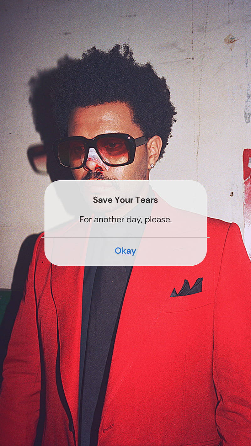 穿著紅色西裝和太陽眼鏡的男人，手機彈出視窗顯示「Save Your Tears」