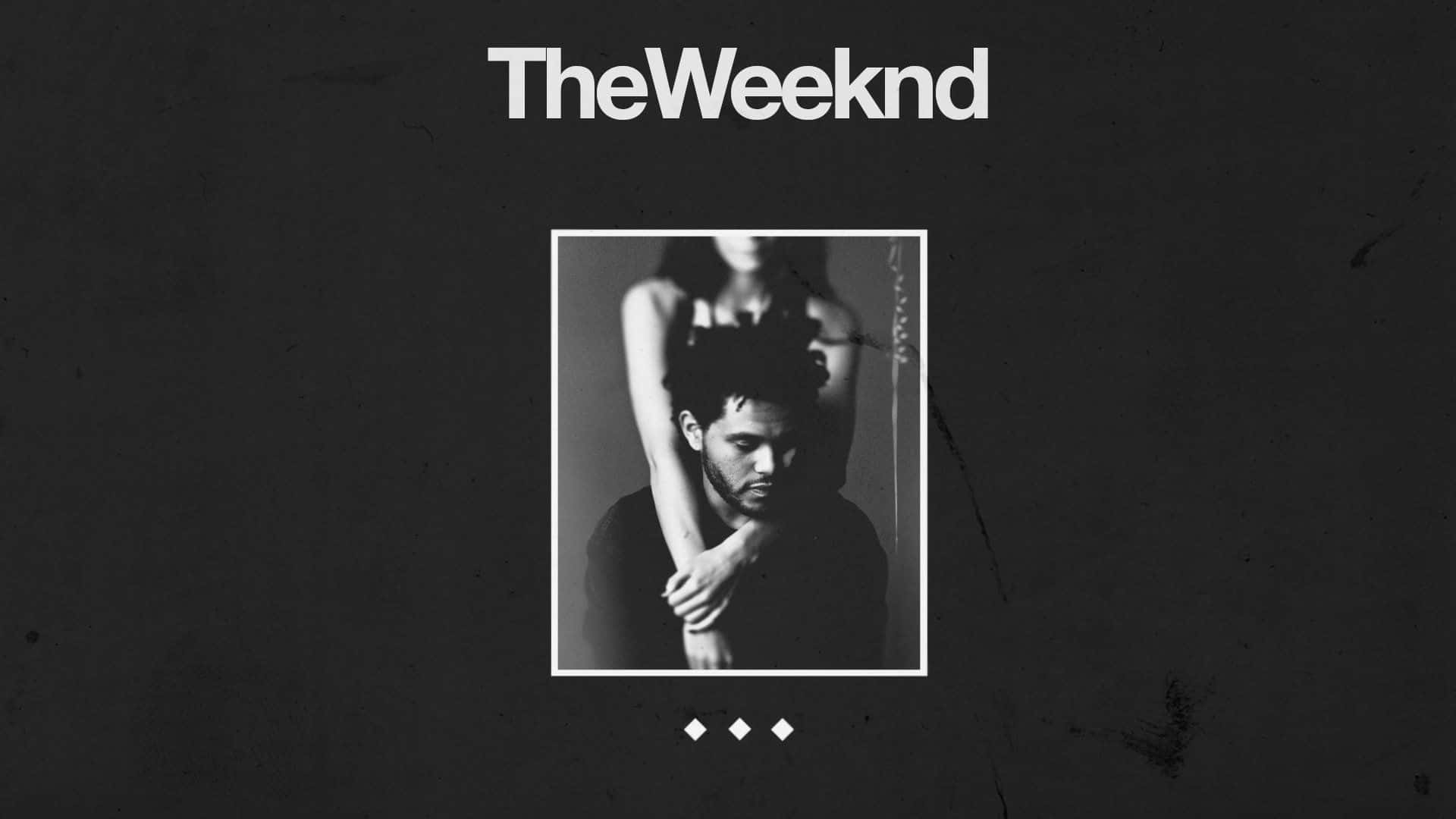 The Weeknd 桌布 壁紙 — The Weeknd 的黑白肖像，以白色相框裝裱，置於有紋理的深色背景上，上方有其名字。