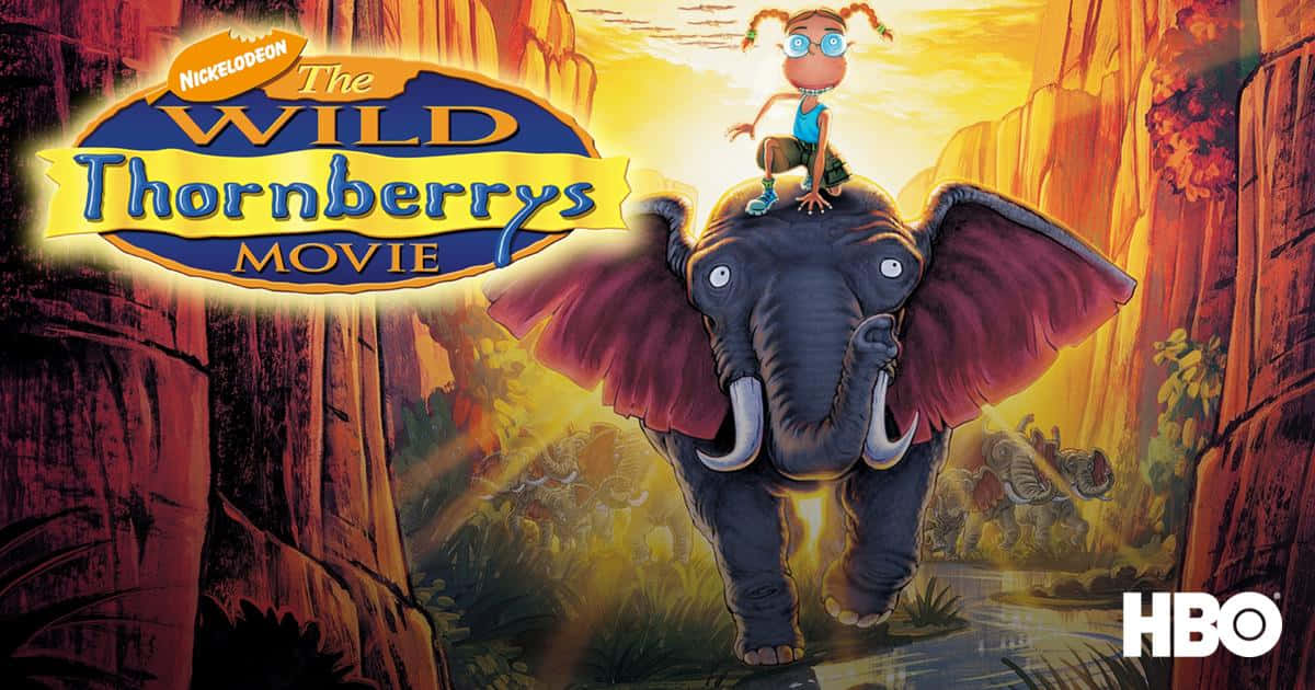 《The Wild Thornberrys》一家人駕駛ComVee探索叢林 壁紙 — 一個紮辮子的卡通女孩騎著飛象穿過峽谷，夕陽西下，帶有發光的標題標誌。