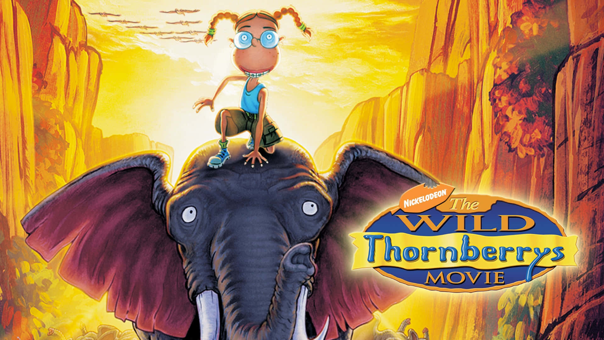 《The Wild Thornberrys》電影標誌 壁紙 — 一個紮著辮子、戴眼鏡的卡通女孩，在溫暖的金色陽光下，騎著一頭大象穿過峽谷，夕陽西下。