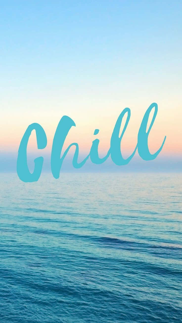Cheerful 桌布 壁紙 — 「Chill」一詞以流暢的藍綠色字體漂浮在日落時平靜的海洋上，伴隨著柔和粉彩的天空。