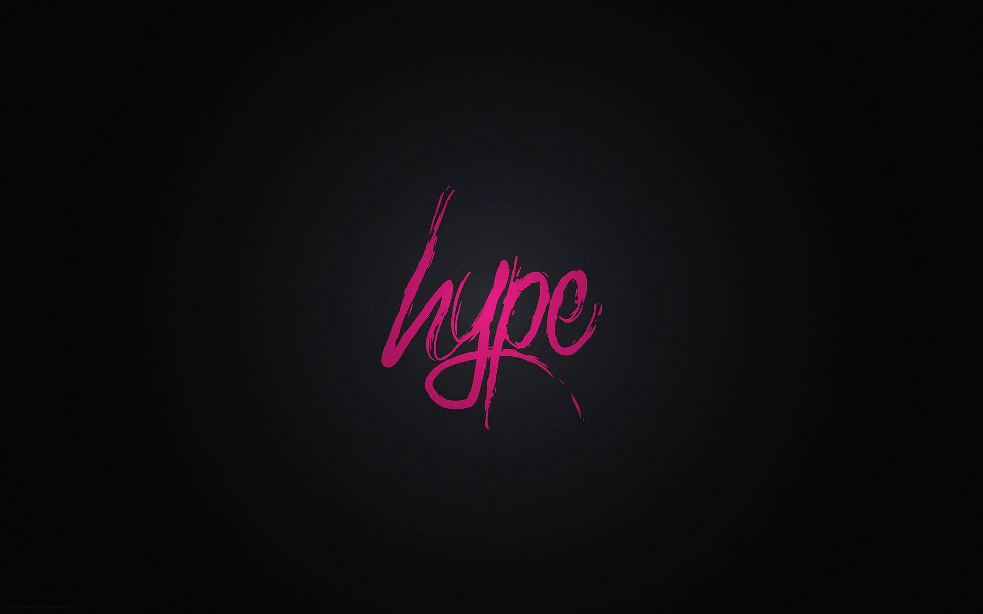 在深色背景上顯示「hype」的粉紅色刷字文字