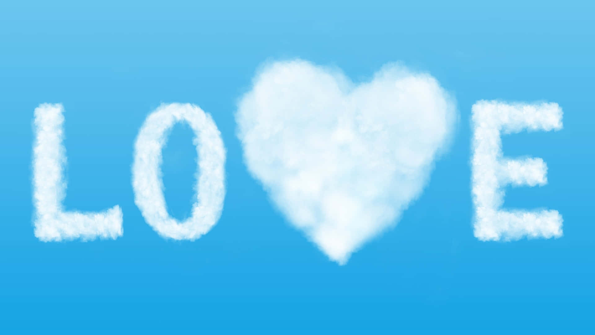  壁紙 — 「LOVE」一字由蓬鬆的白雲在寧靜的藍天中形成，其中字母O由心形雲取代。