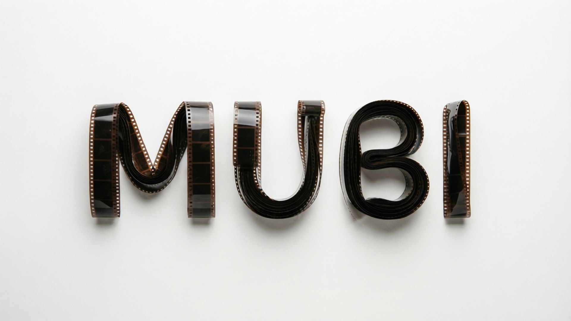 Mubi 桌布 壁紙 — 單詞 MUBI 由帶有齒孔的黑膠片條在純白背景上形成。