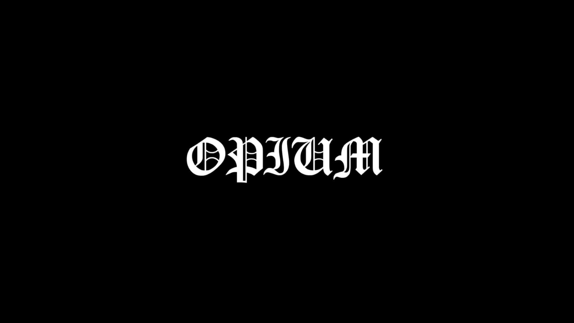  壁紙 — 「opium」一詞以華麗的白色字體居中顯示在純黑色背景上。