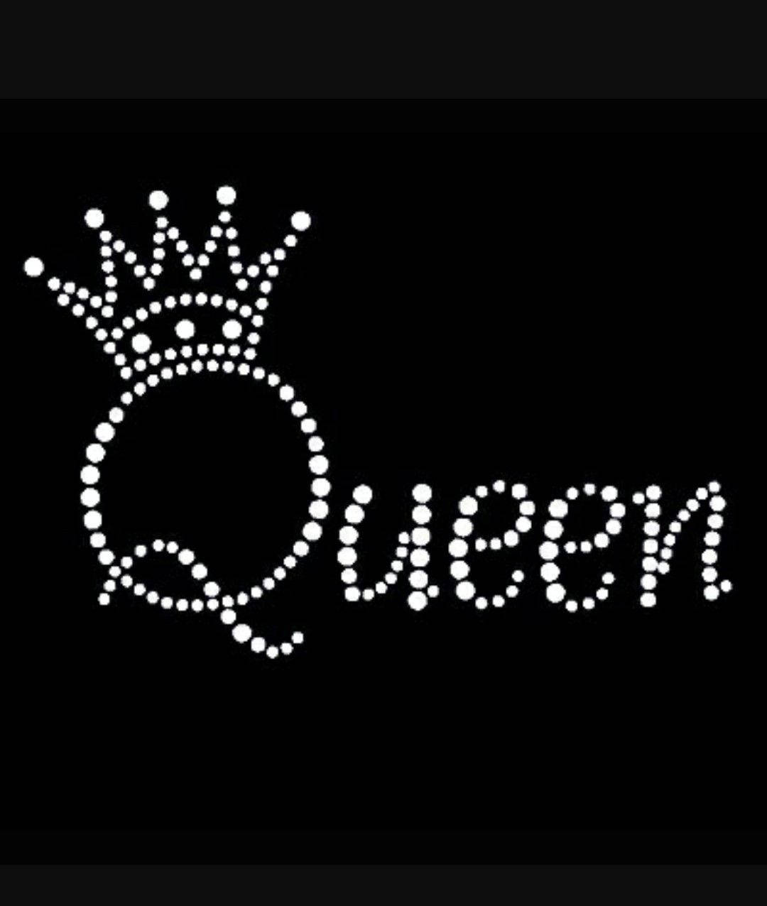 黑色背景上，閃亮水鑽設計拼出「Queen」字樣，上方有皇冠。