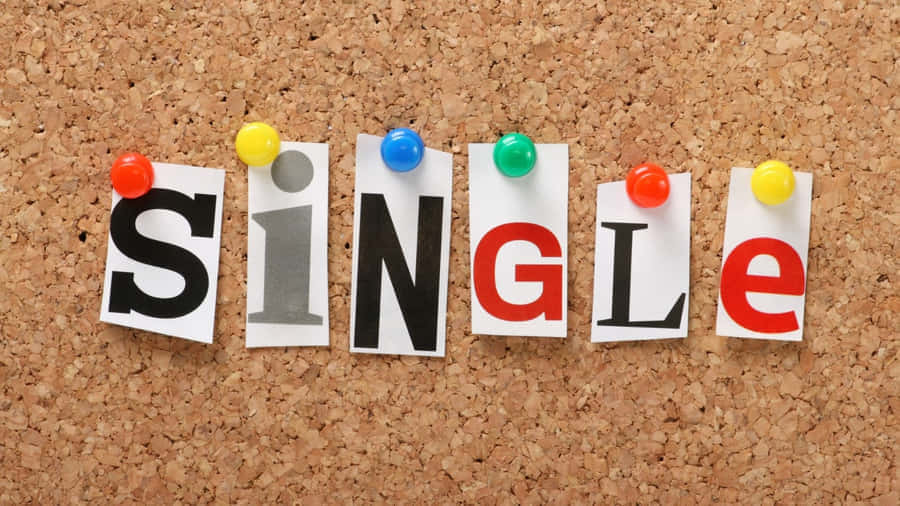  壁紙 — 「SINGLE」呢個字用彩色剪紙字母釘喺軟木板上。