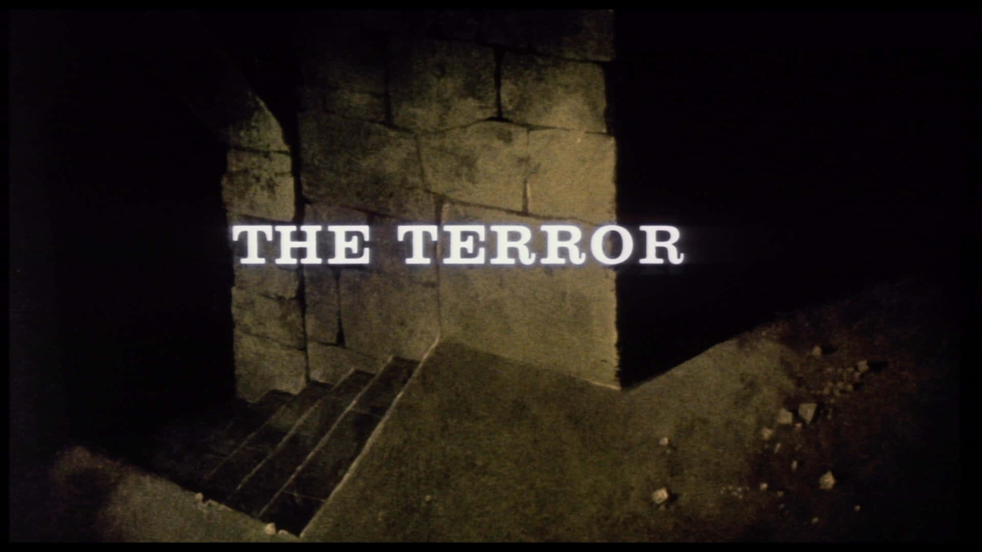  壁紙 — 「terror」呢個字喺黑暗石樓梯上以鮮明白色字體發光，通往陰影深處。