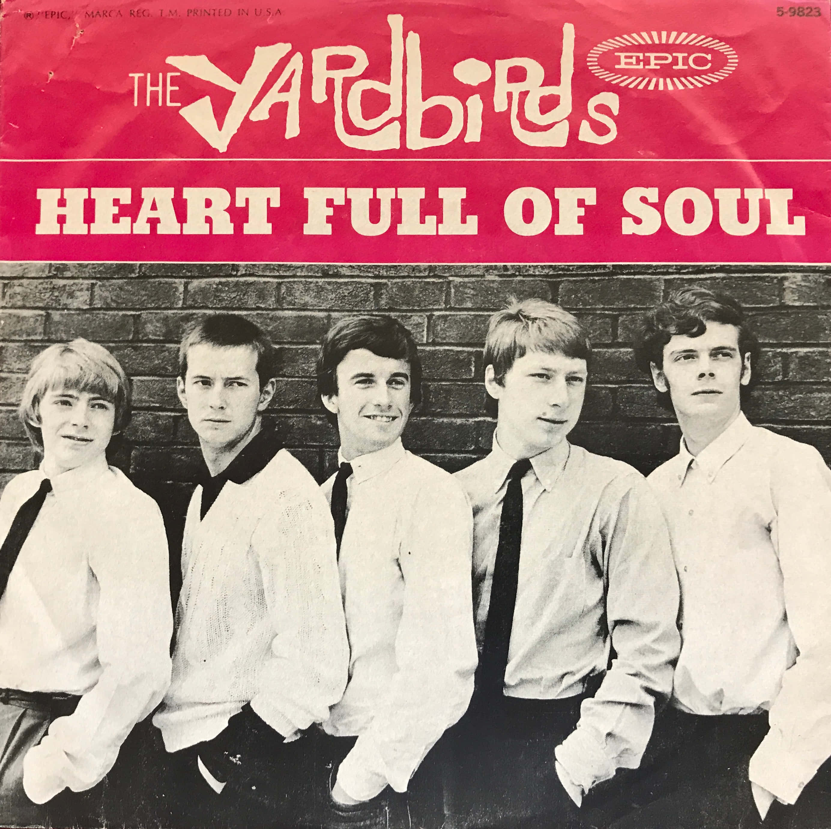 The Yardbirds《Heart Full of Soul》黑膠專輯封面 壁紙 — 五個年輕男子身穿白恤衫和深色領帶，站在磚牆前，上方是The Yardbirds大膽的紅色專輯封面。