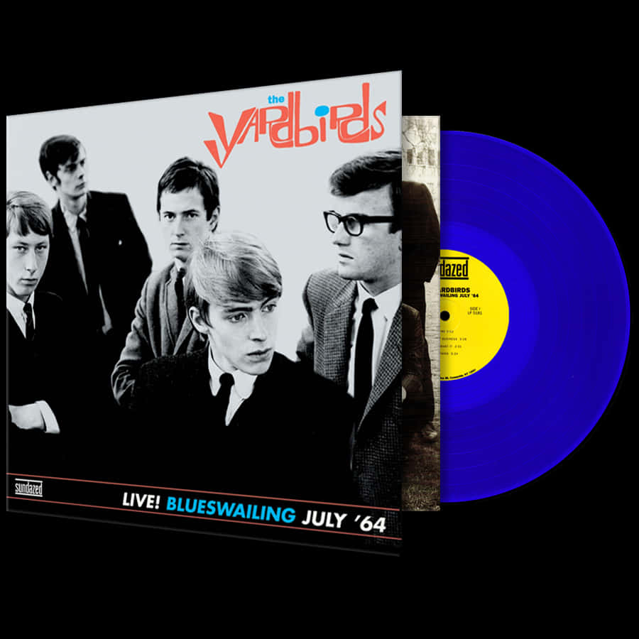 The Yardbirds《Live Bluswailing July '64》黑膠封面 壁紙 — 一張復古黑膠唱片，帶有藍色唱片和1964年7月Yardbirds的專輯封面，樂隊以黑白呈現，背景為純黑色。