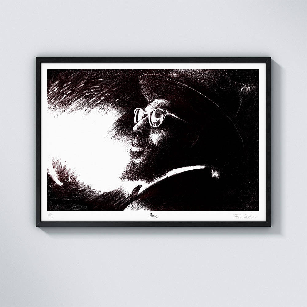 Thelonious Monk 炭筆藝術畫作 壁紙 — 一個戴帽子和眼鏡的男人的戲劇性黑白裱框肖像，光線強烈。