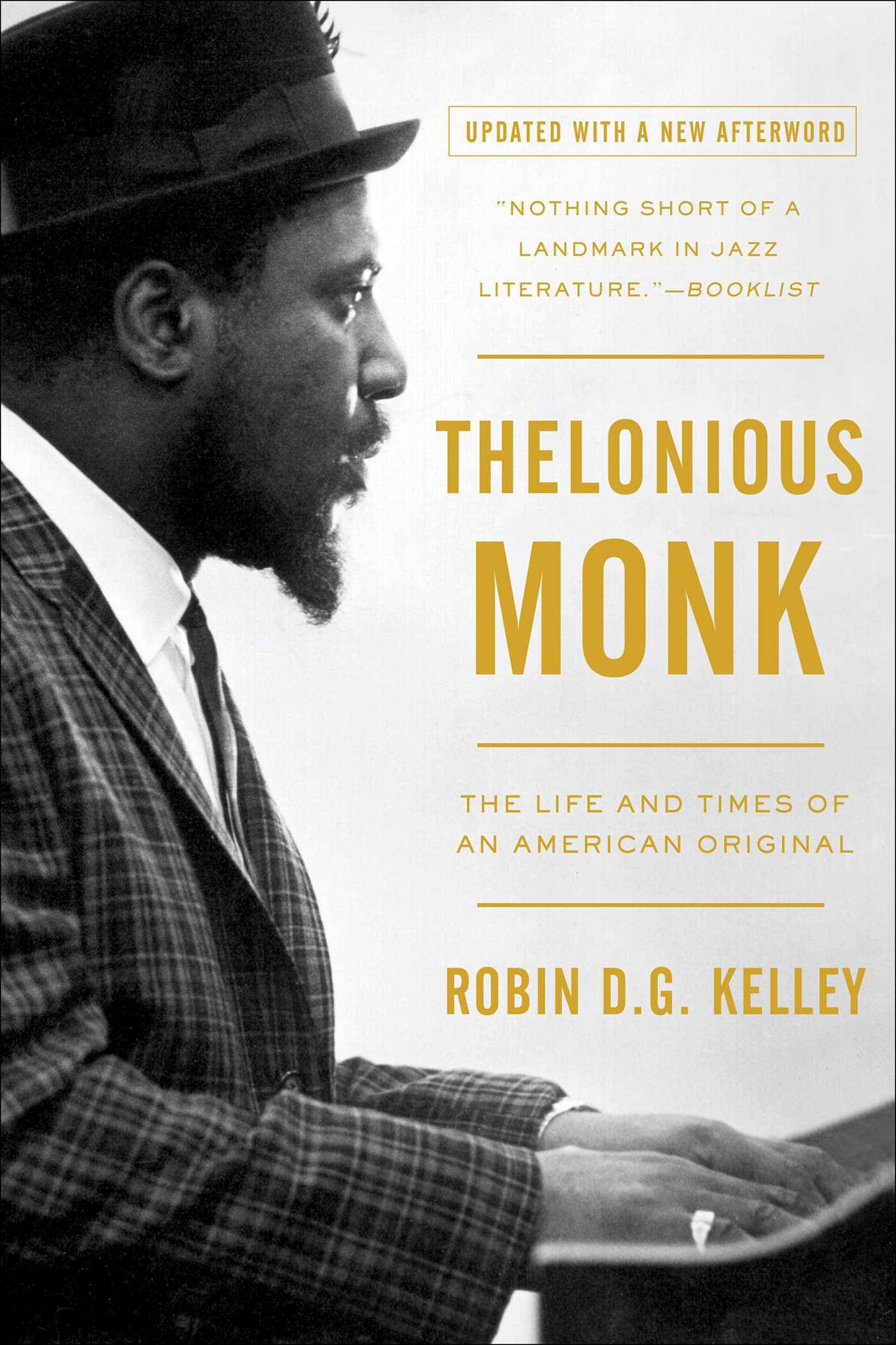 Thelonious Monk 生平傳記書籍 壁紙 — 爵士鋼琴家Thelonious Monk的黑白側面肖像，戴著帽子，穿著格子西裝，雙手放在鋼琴鍵上。