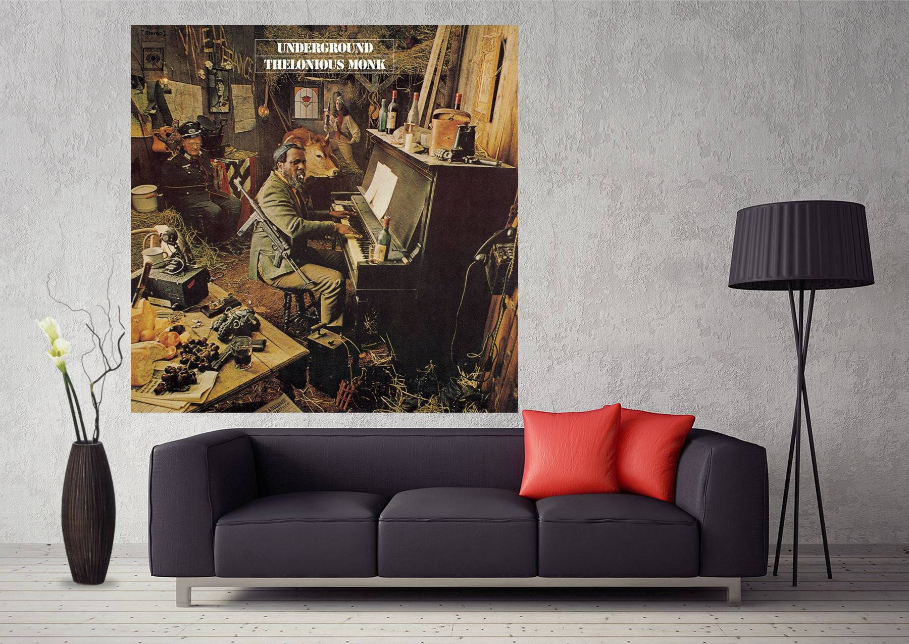 Thelonious Monk《Underground》畫布繪畫 壁紙 — 一張Thelonious Monk在雜亂閣樓彈鋼琴的復古爵士專輯封面，掛在現代深色沙發和紅色靠墊上方。
