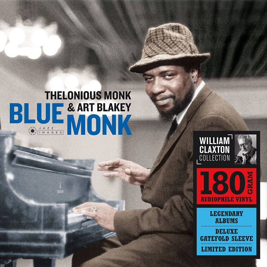 Thelonious Monk 與 Art Blakey 壁紙 — 一位戴著紳士帽的爵士鋼琴家，在柔和的舞台燈光下坐在鋼琴前，露出溫暖的笑容。