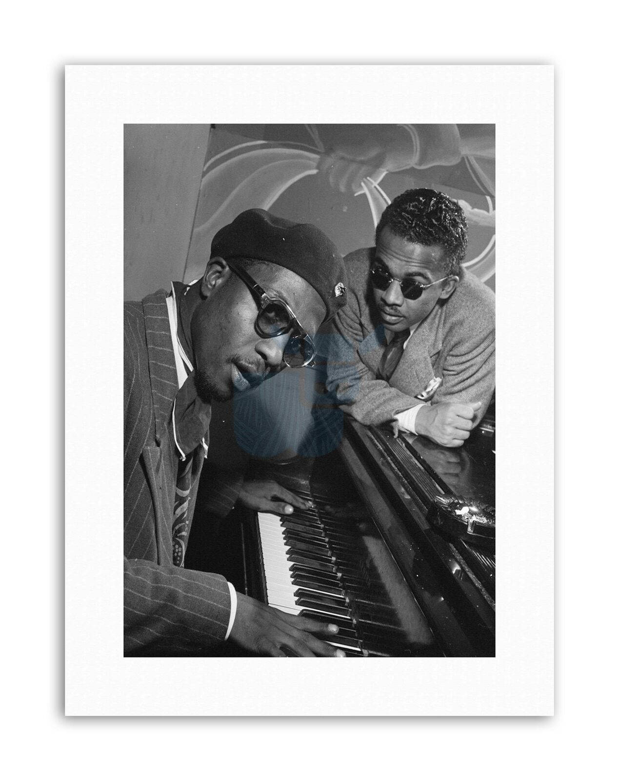 Thelonious Monk 與 Howard McGhee 合作演出 壁紙 — 兩位時尚男士戴著太陽眼鏡，在一張充滿氛圍的黑白照片中俯身靠在鋼琴鍵盤上。