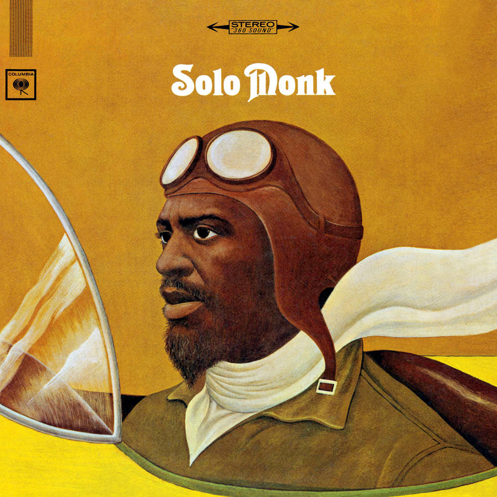 Thelonious Monk《Solo Monk》專輯封面 壁紙 — 一幅復古插圖，描繪一名戴著棕色飛行頭盔和護目鏡的黑人男子，背景為溫暖的黃色。