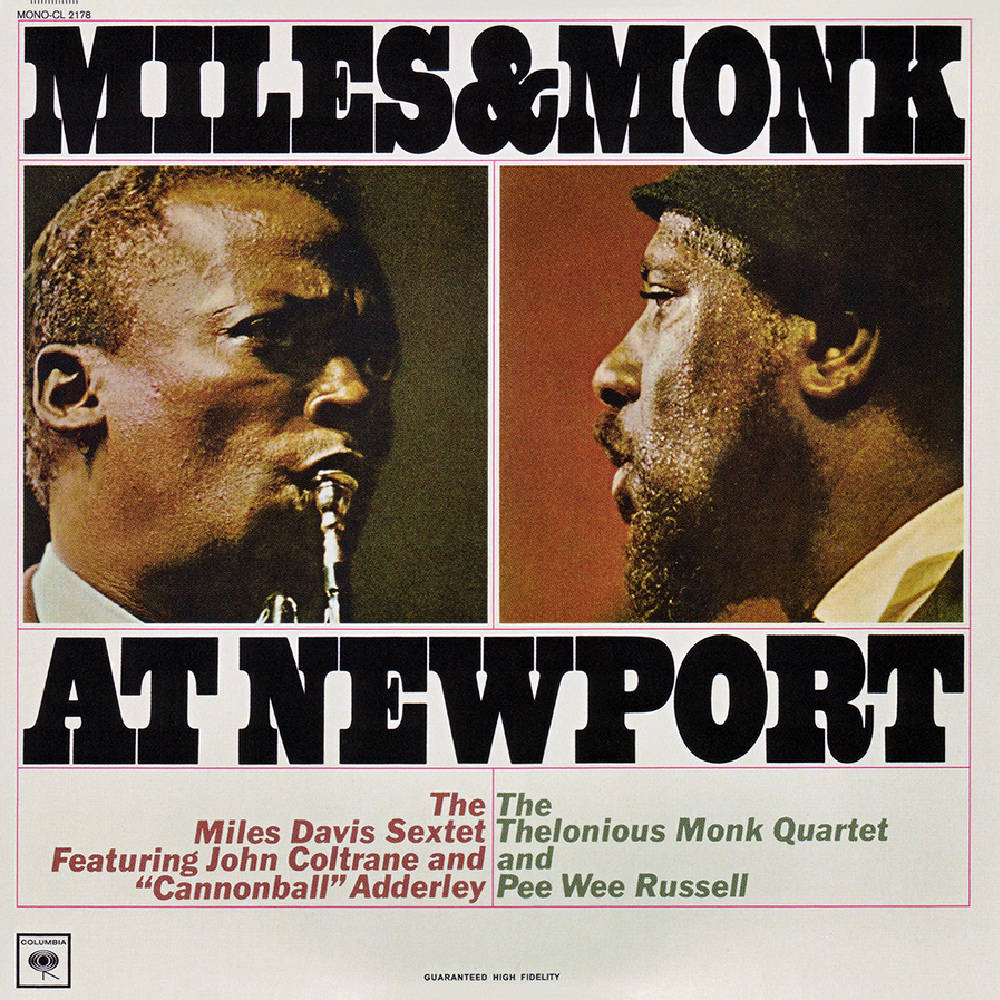 Thelonious Monk 與 Miles 在紐波特音樂節 壁紙 — 復古爵士專輯封面，兩名黑人男子側面輪廓，一人吹奏小號，另一人有鬍鬚，襯以粗體文字。