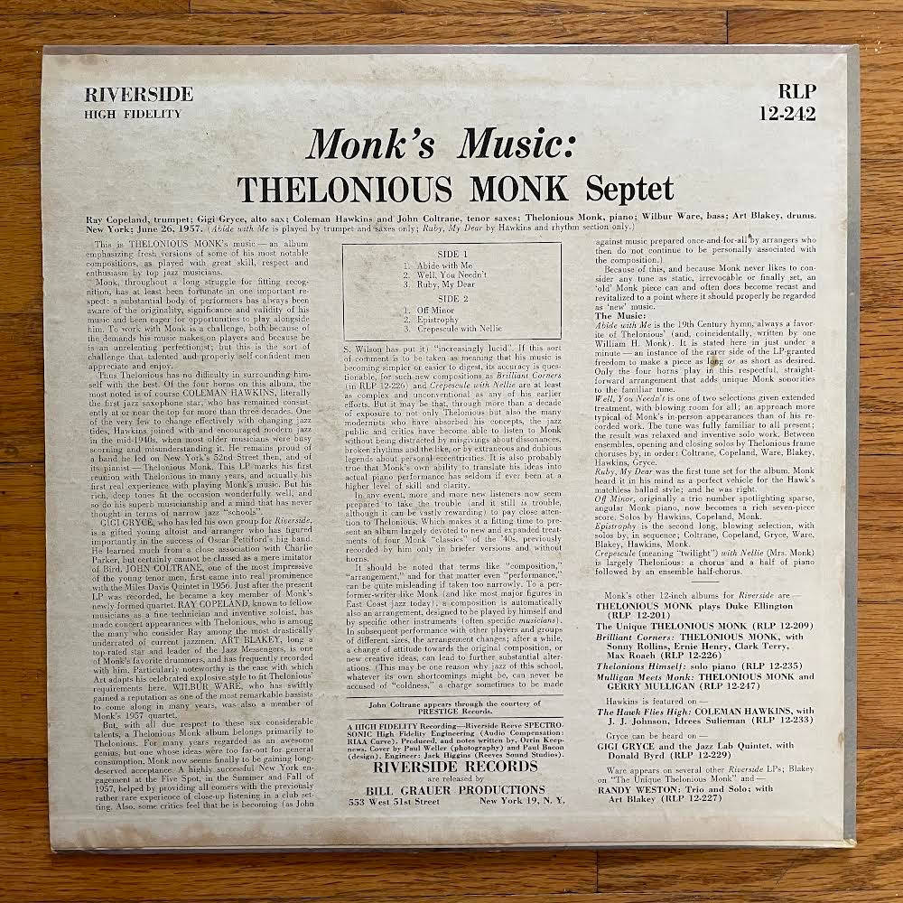 Thelonious Monk 音樂新聞報導 壁紙 — 1957年復古Riverside Records專輯封面，Thelonious Monk的七重奏，粗體字體和爵士音樂家致謝名單。