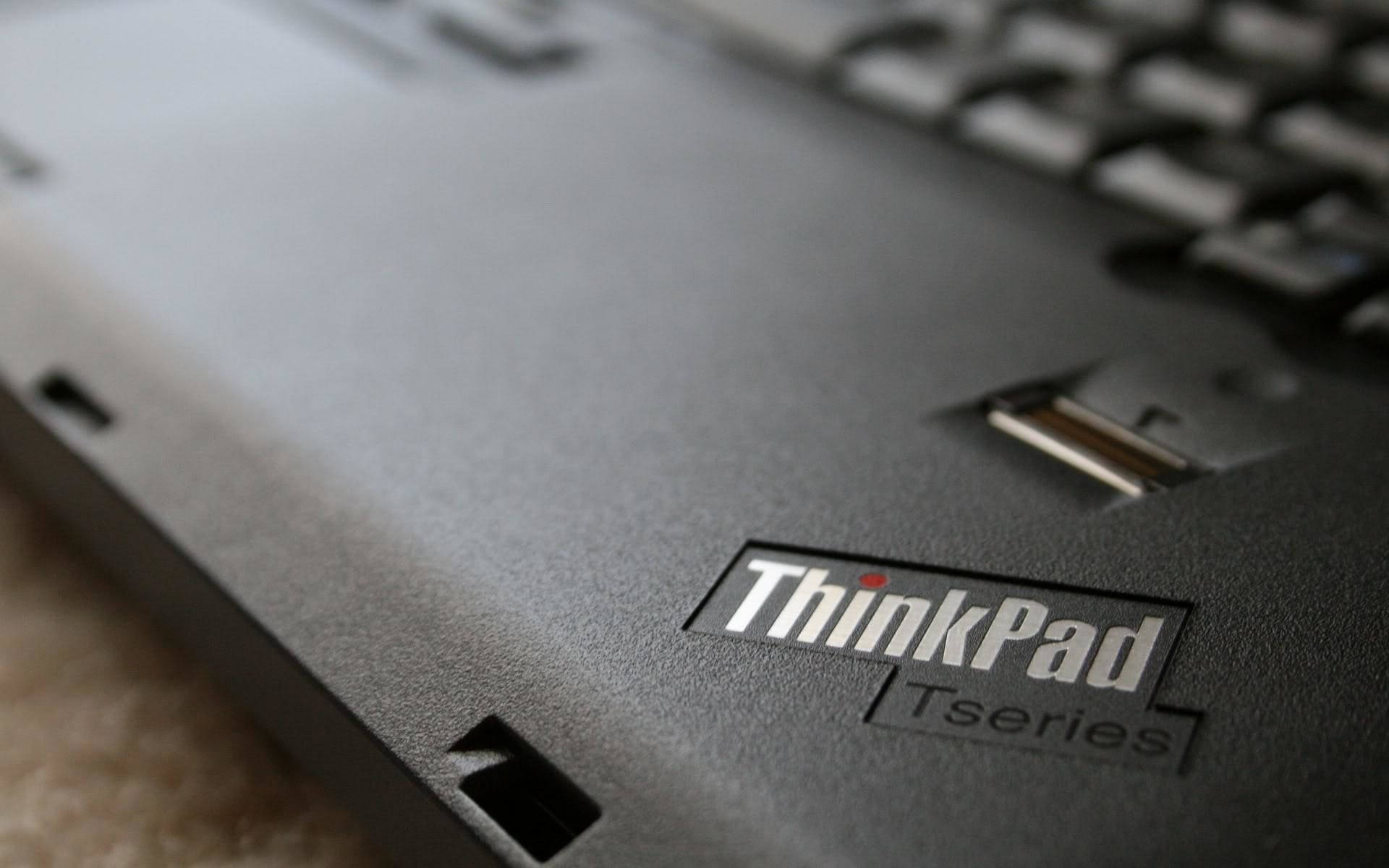 黑色ThinkPad Tseries手提電腦特寫，顯示標誌和USB接口。