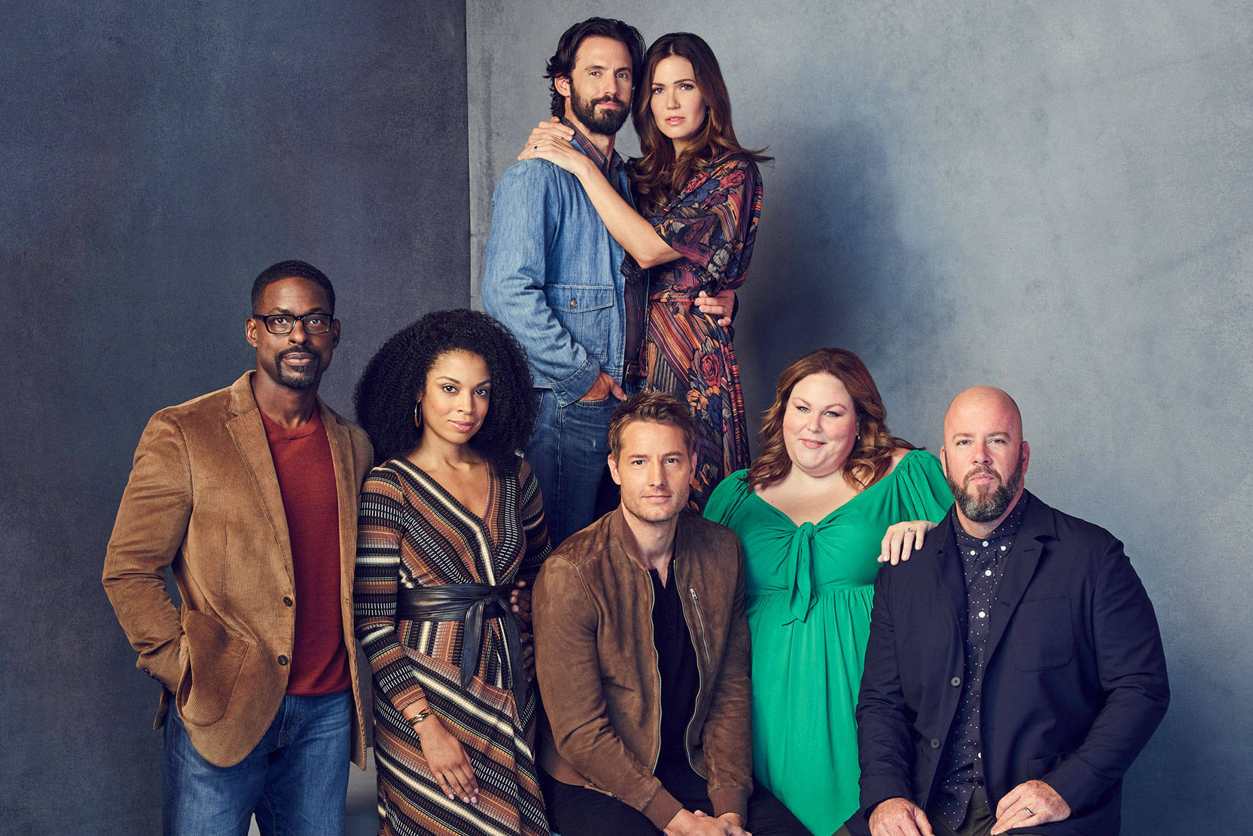 《This Is US》劇組為終季拍攝的集體照 壁紙 — 六位多元化的演員在質感灰色工作室背景前，穿著時尚的現代服裝自信地擺姿勢。