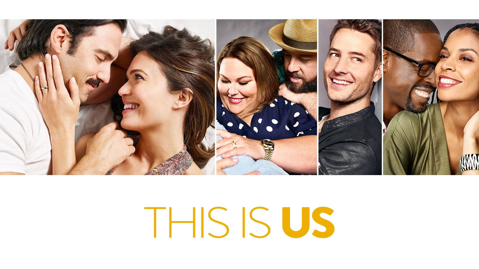 《This Is US》電視劇劇照 壁紙 — 四對快樂的情侶親密擁抱，在潔白背景上溫暖微笑，並有粗體黃色文字寫著THIS IS US。