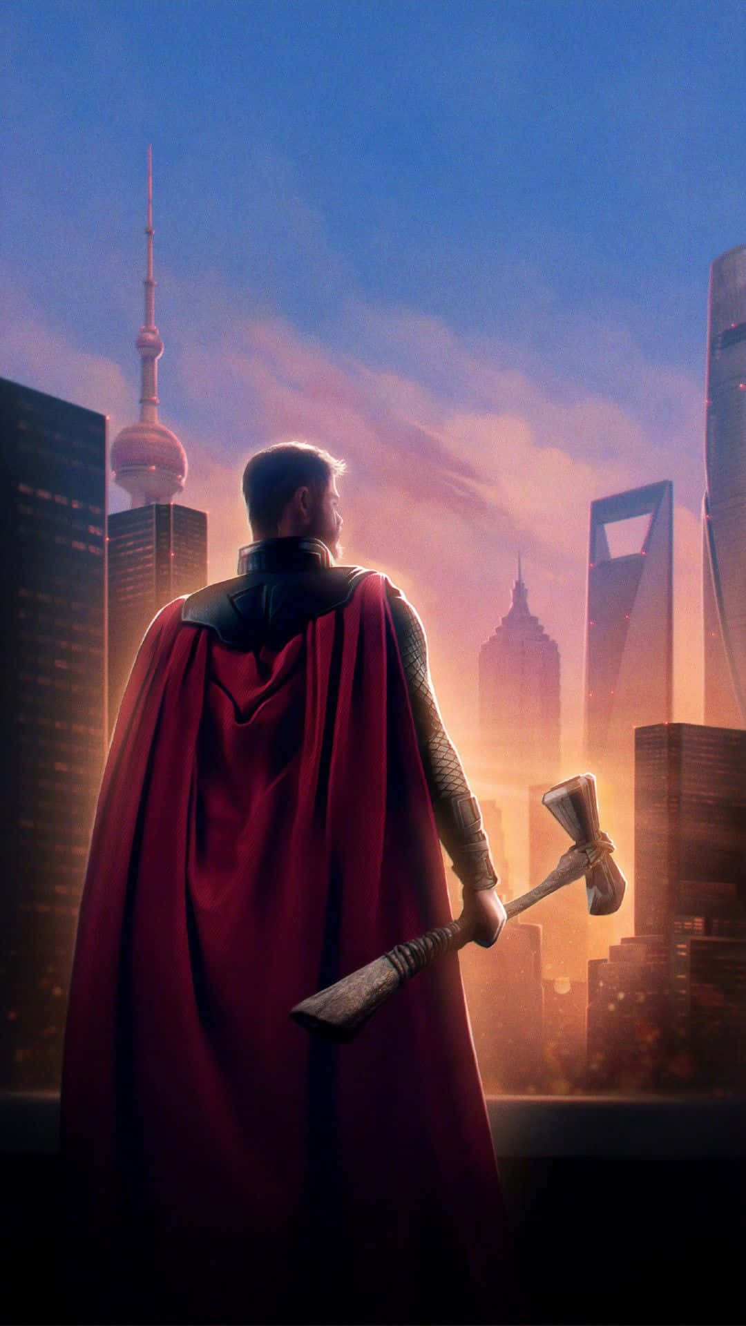 雷神 桌布 壁紙 — Thor 身穿紅色斗篷，手持鎚子，俯瞰日落時分的未來城市天際線。