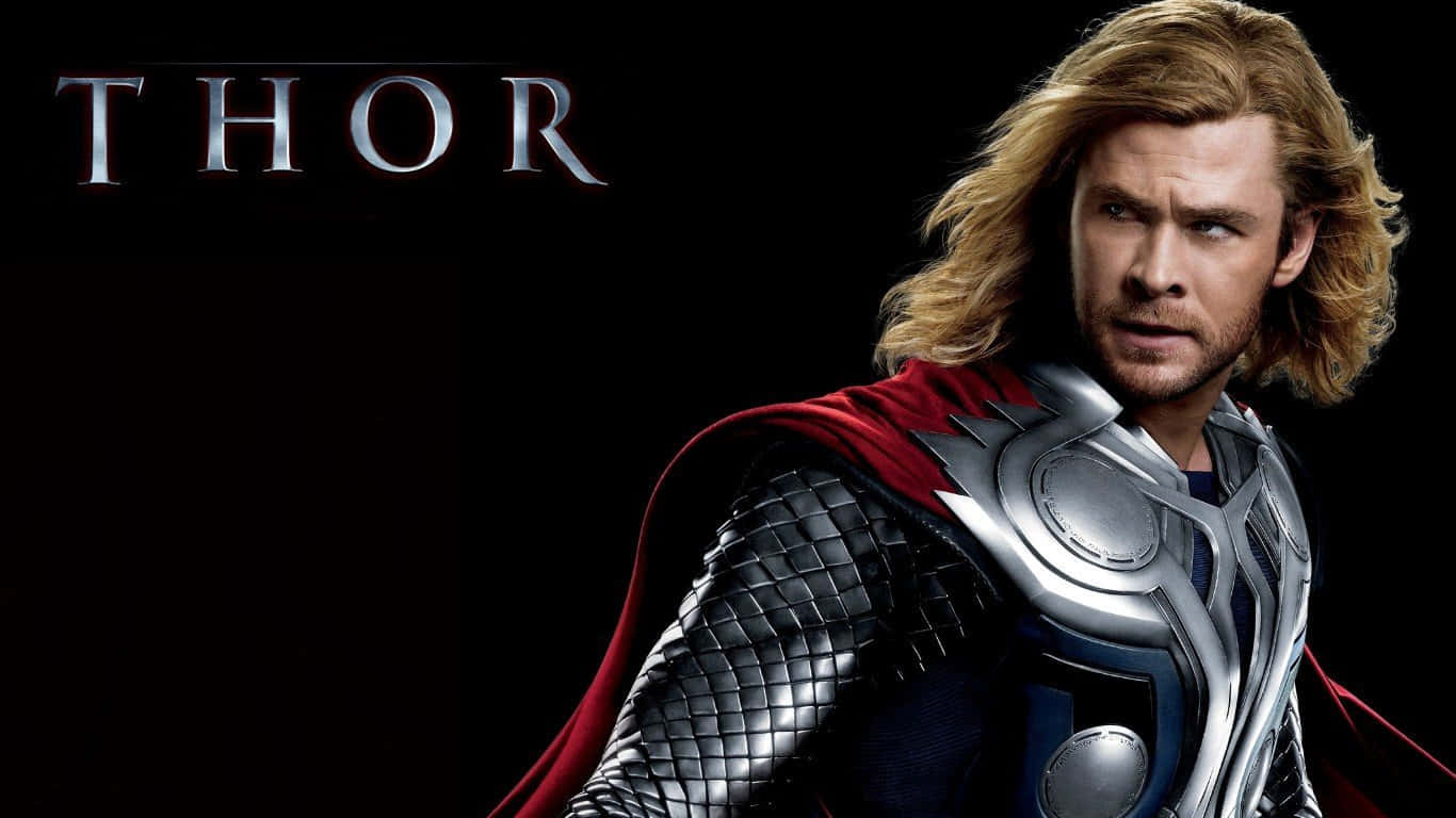 1366x768 Marvel 桌布 壁紙 — Thor 身穿銀色盔甲和紅色斗篷，站在黑色背景前，標題 Thor 以金屬字體呈現。