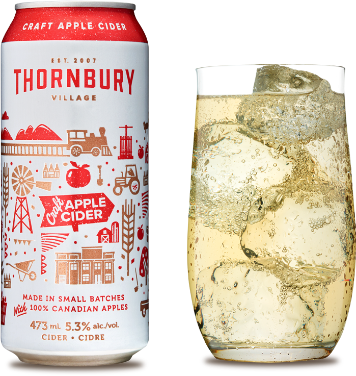 Thornbury Village 手工蘋果醋罐與玻璃杯 壁紙 — 一個紅白相間的Thornbury Village手工蘋果酒罐，旁邊放著一杯裝滿氣泡蘋果酒和大冰塊的玻璃杯。