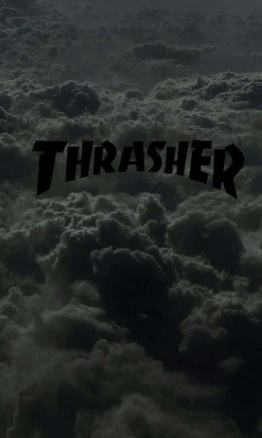Thrasher標誌置中喺深色暴風雲之上。