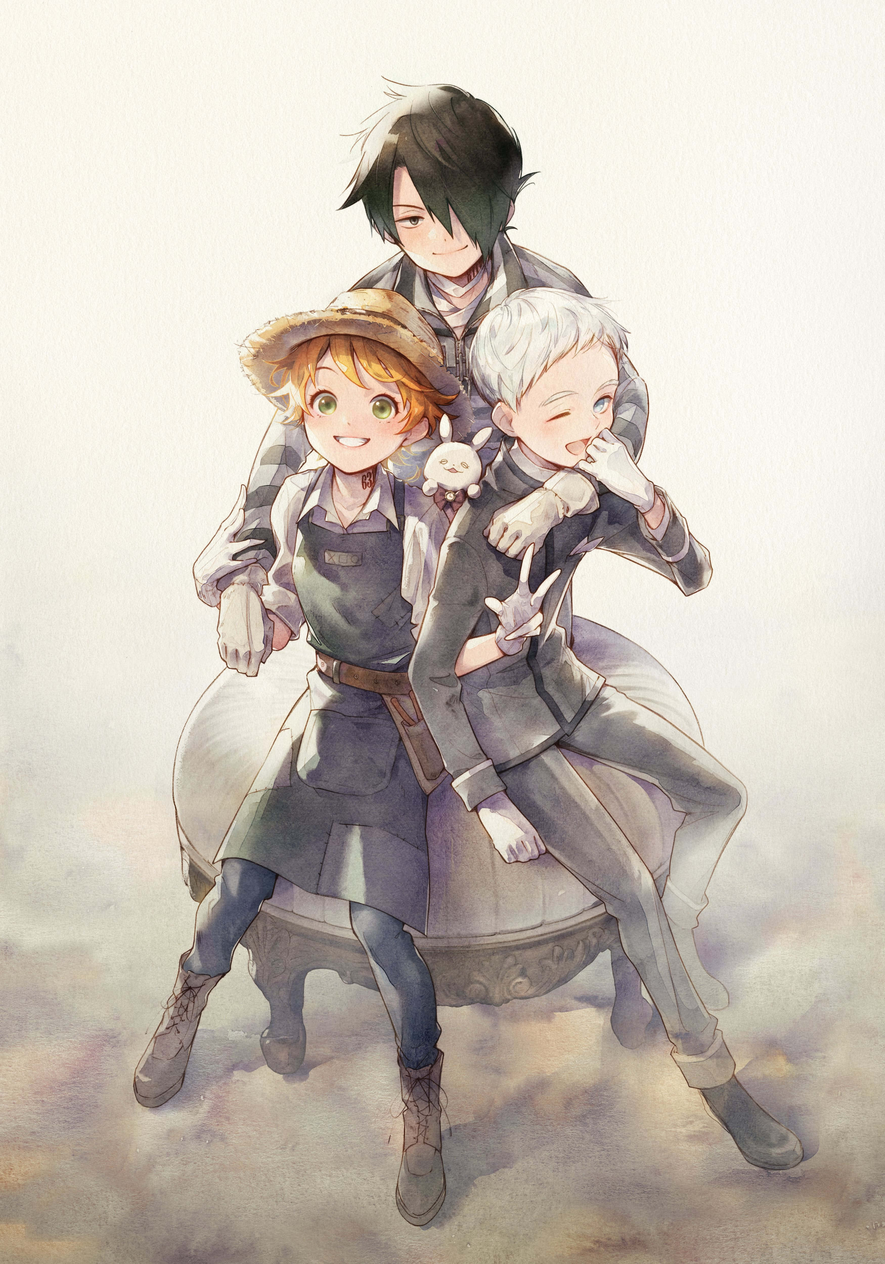 The Promised Neverland Norman 桌布 壁紙 — 三個動漫角色穿著舒適的服裝，在柔和霧氣背景下的石凳上依偎在一起。