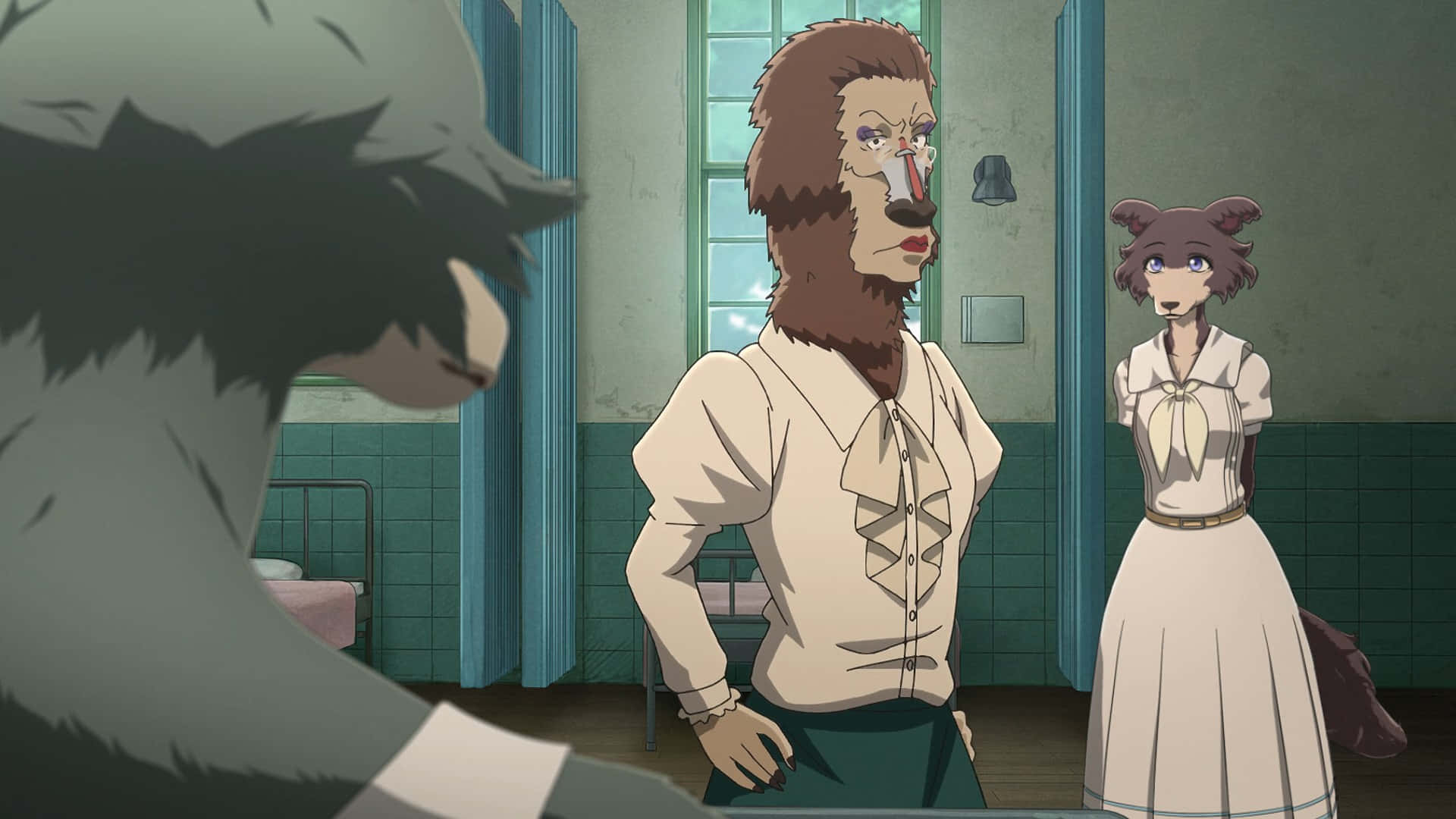  壁紙 — 三個擬人化動物角色在燈光昏暗的醫院房間裡，房間有青綠色瓷磚牆壁和床。