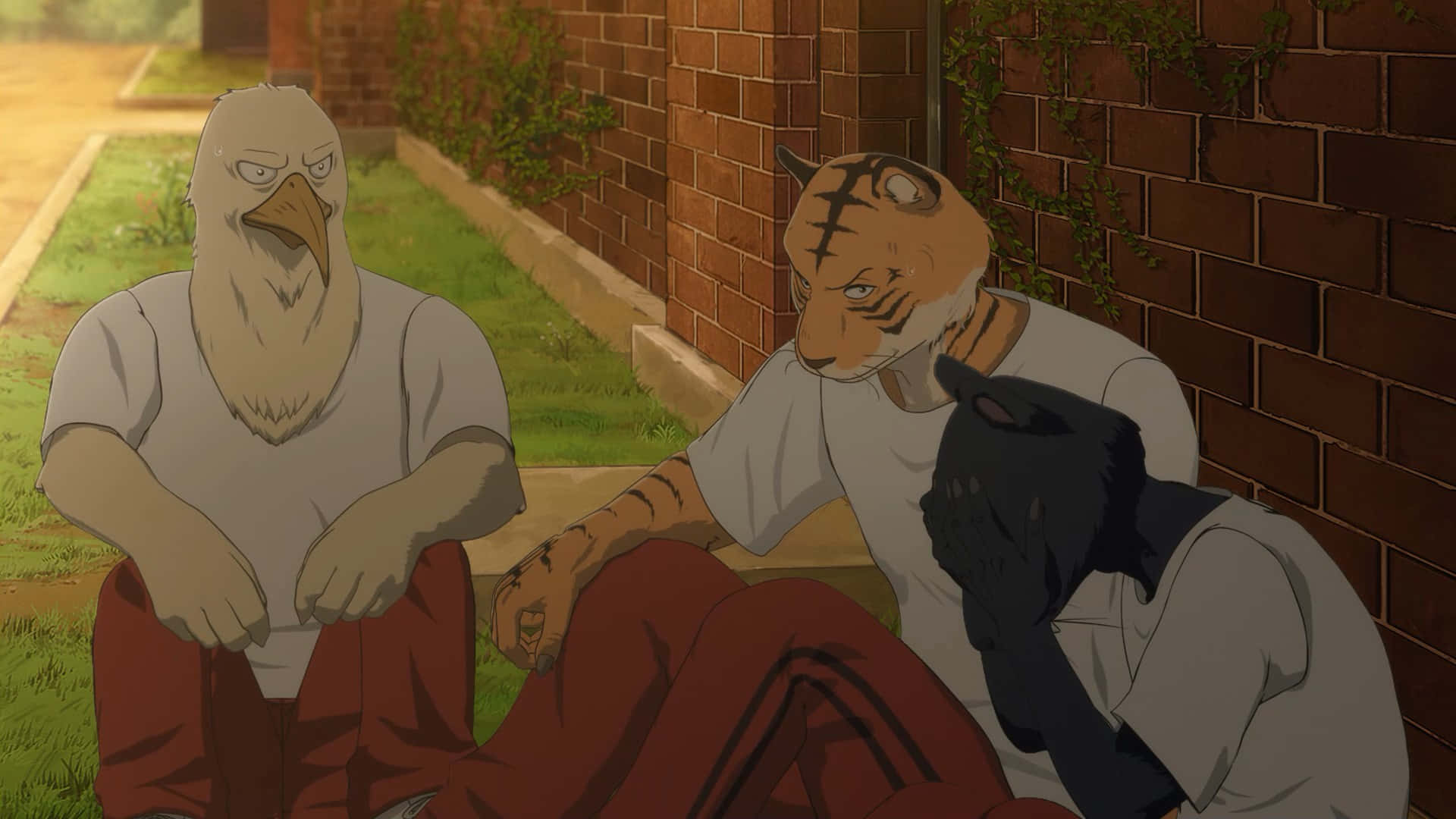  壁紙 — 三隻擬人化動物坐在磚牆旁的草地上，沐浴在溫暖的金色光芒中。