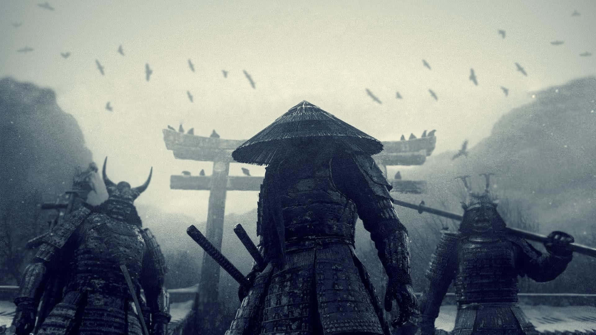 Bushido 桌布 壁紙 — 三名身穿鎧甲的武士莊嚴地站在霧氣瀰漫的鳥居前，鳥兒在單色戰場場景中從頭頂飛過。