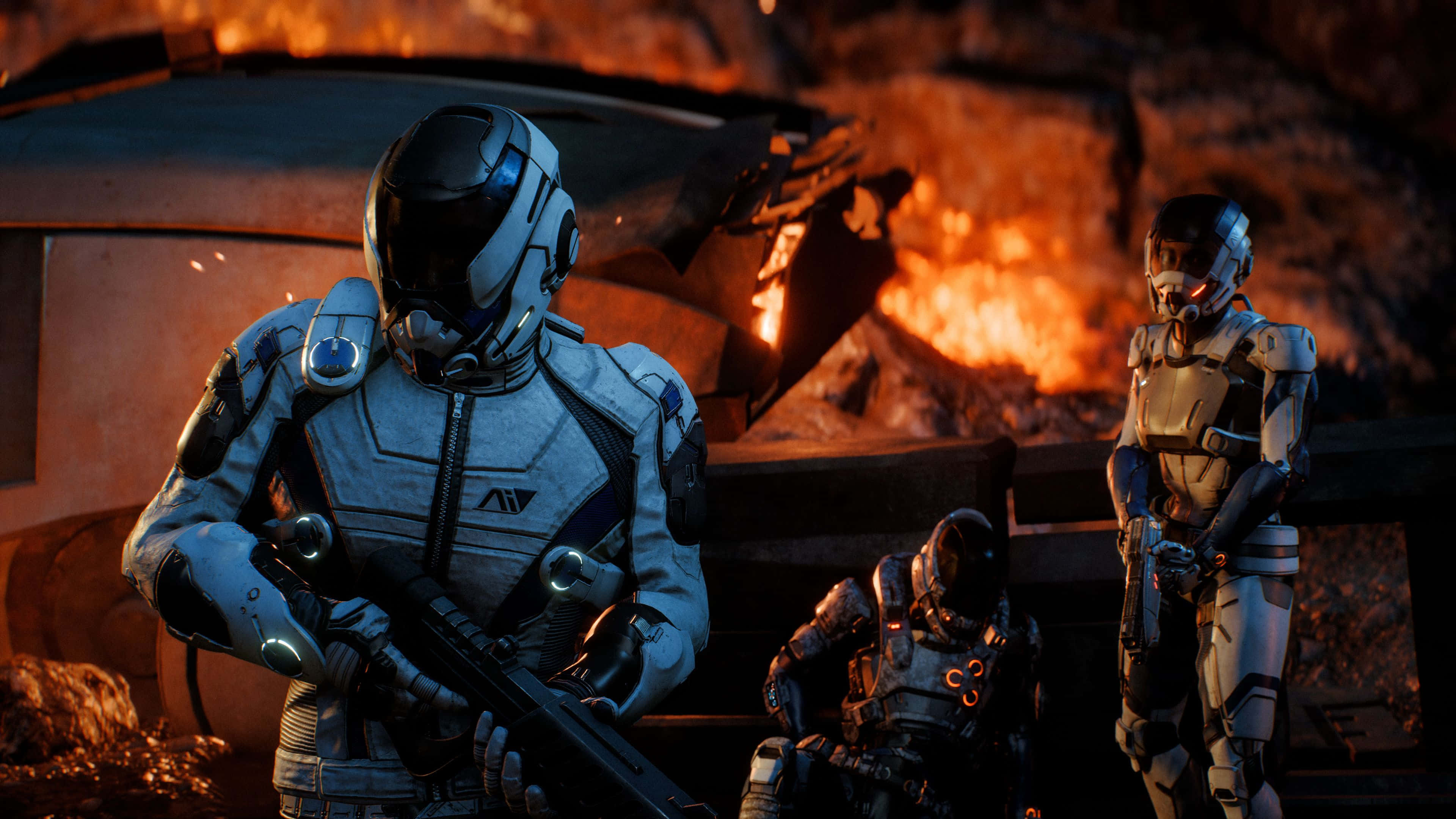 Mass Effect Multiplayer 桌布 壁紙 — 三名身穿未來裝備的裝甲士兵在橙色光芒下，於燃燒的殘骸中保持警覺。