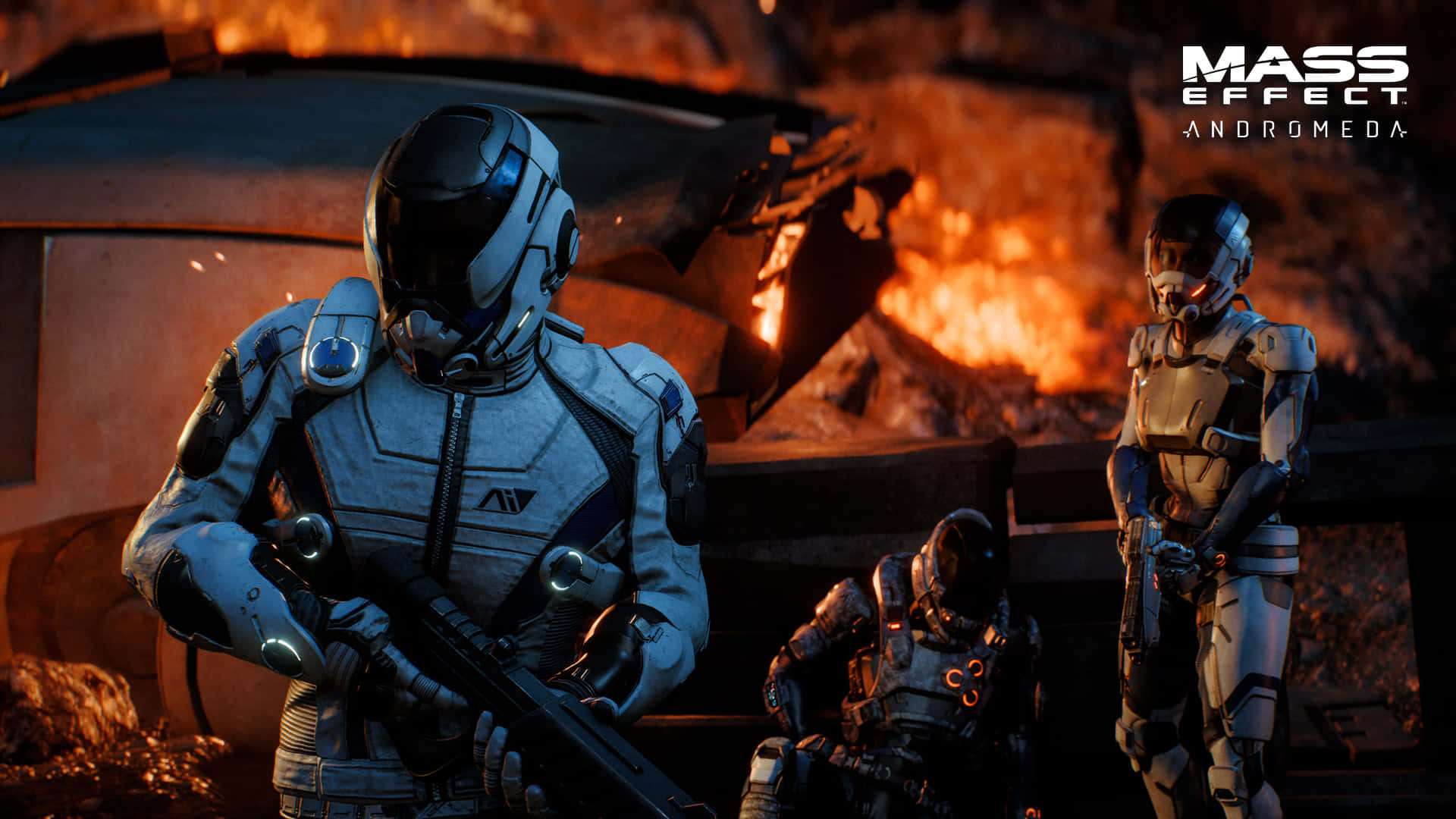 Mass Effect Andromeda 桌布 壁紙 — 三名身穿未來裝備的裝甲士兵在熾熱的橙色光芒下，於燃燒的殘骸中保持警覺。
