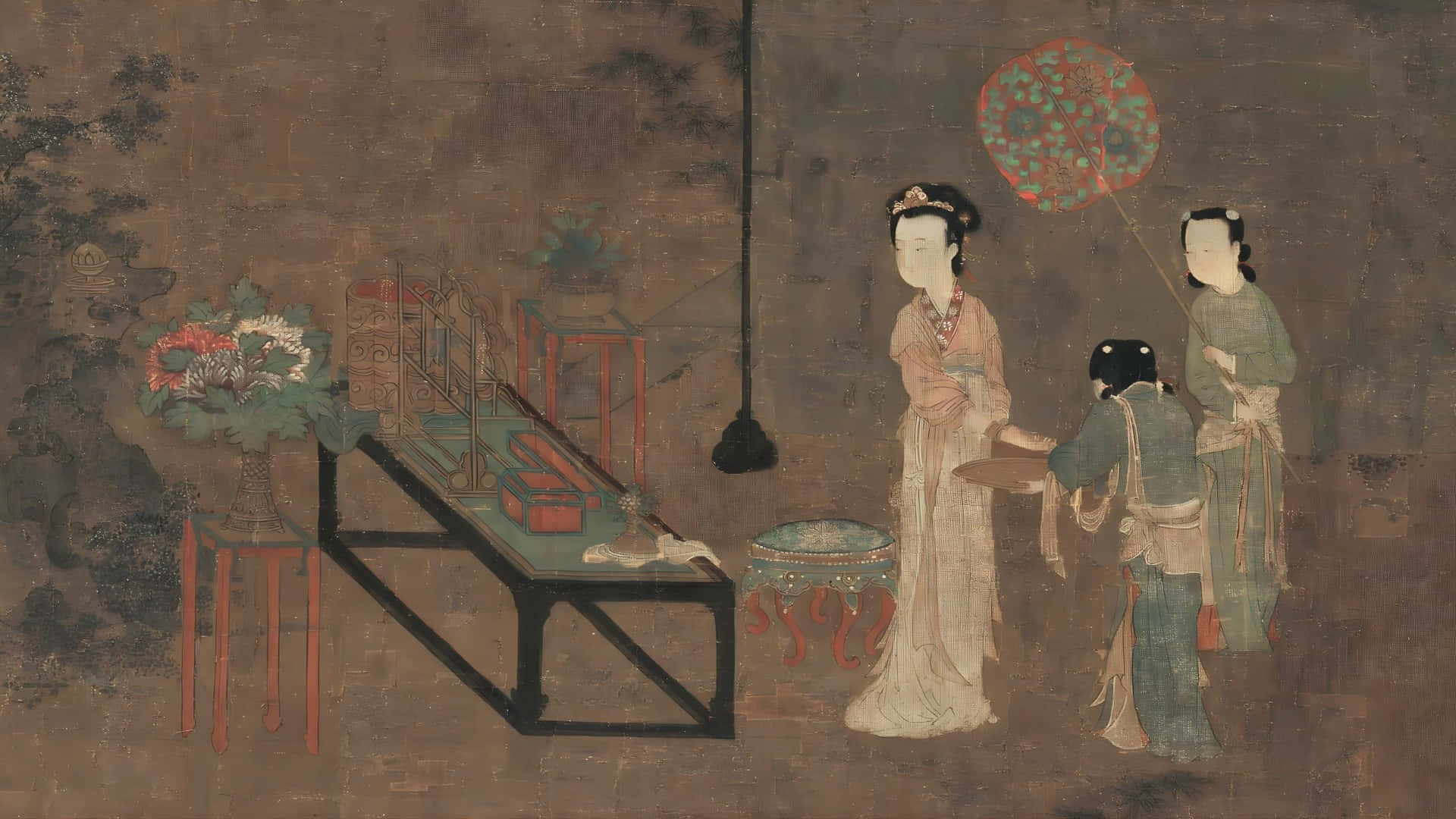  壁紙 — 三位穿著傳統長袍的優雅女士在一個色調柔和的室內場景中，靠近一張擺放著花卉裝飾和裝飾性陽傘的桌子互動。