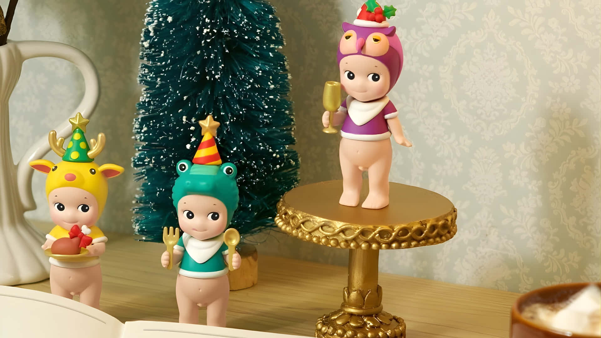  壁紙 — 三個節日裝扮的Sonny Angel公仔在木架上嘅迷你聖誕樹旁邊擺姿勢。