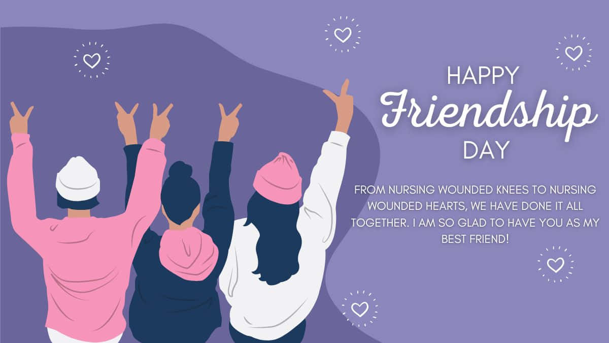  壁紙 — 三位穿著粉紅色和白色服裝的朋友在帶有心形和「Happy Friendship Day」文字的紫色背景上高興地舉起雙手。