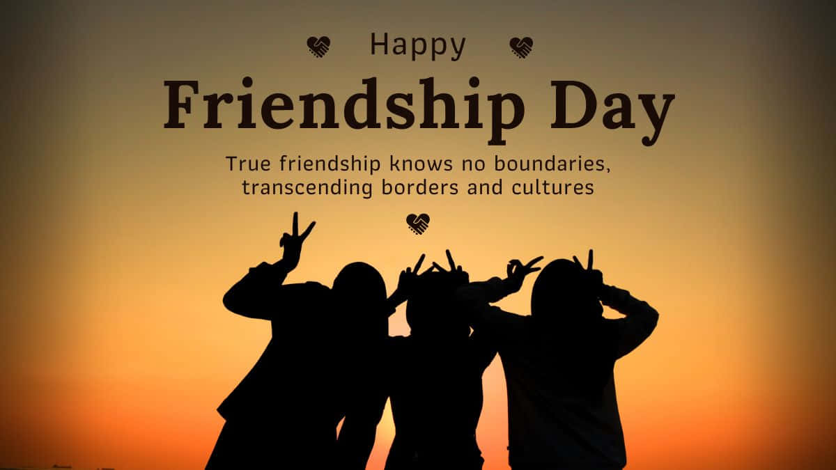  壁紙 — 三個朋友的剪影在溫暖的日落天空下，在「Happy Friendship Day」文字下愉快地擺出和平手勢。