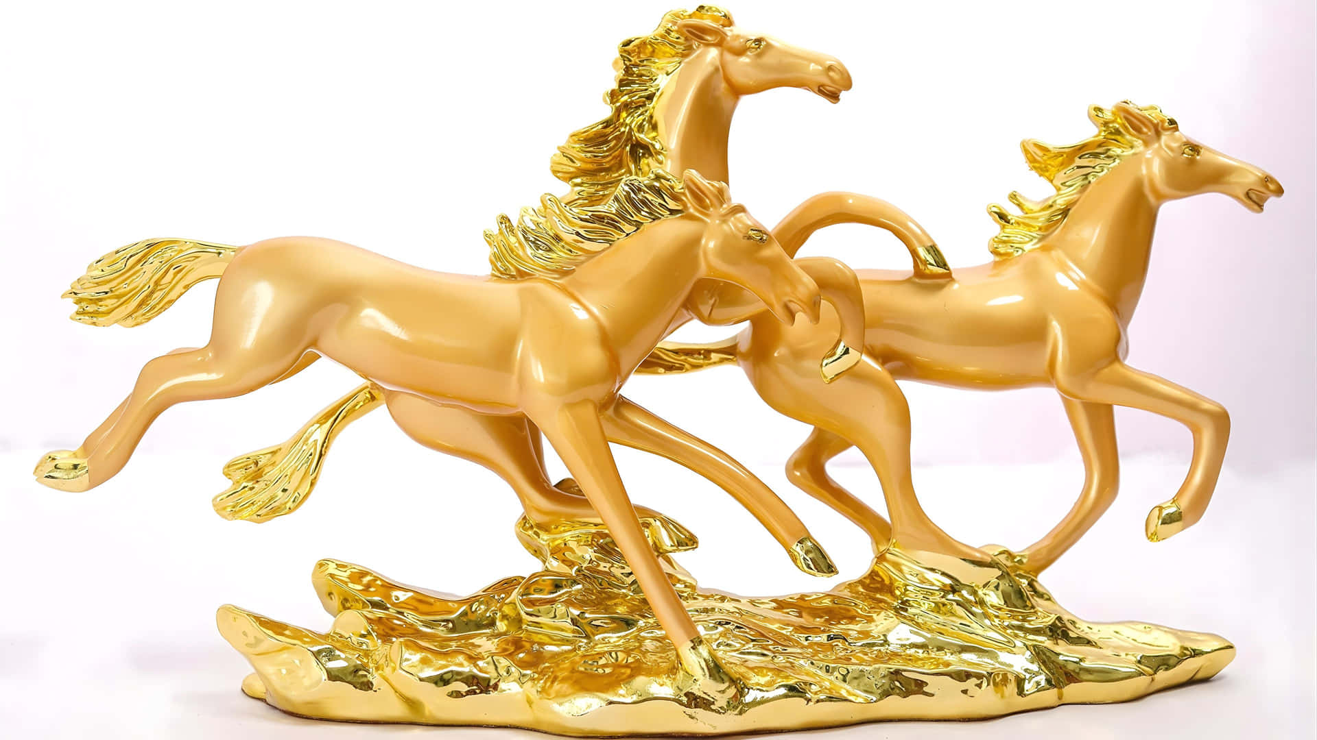  壁紙 — 三匹閃閃發光的金色駿馬，以動態奔騰姿態立於雕刻金色底座上，背景為純白色。
